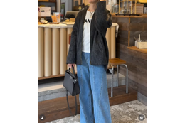 シャギーノーカラーコートが主役。白ロゴＴ×デニムの冬→春スイッチ着こなし【40代の毎日コーデ】