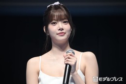 LE SSERAFIMウンチェ、ノースリーブ×ミニスカから圧巻美脚輝く「小顔際立つ」「色白で綺麗」の声