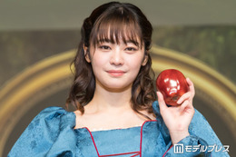 「御上先生」吉柳咲良、大胆スリットから美脚全開「腰の位置がレベチ」「着こなせるのすごい」と絶賛の声 画像