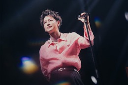 佐藤健、デビュー20周年記念ファンミ開催 ミスチル歌唱・TENBLANK「永遠前夜」弾き語り…客席のファンと交流も