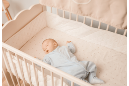 泣く赤ちゃんが心配な愛犬　ゆりかごを覗くと“まさかの献上品”に「え！？」「母性が爆発」 画像