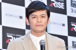 ますおか岡田、成長した息子の姿公開 映画館での写真に「イケメン親子」「2人ともおしゃれ」の声