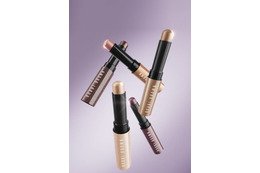 ボビイ ブラウン、水光のような輝きを宿す「クリスタル アイシャドウ スティック」誕生