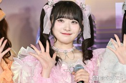 ＝LOVE齋藤樹愛羅、ミニスカで色白美脚披露「シルエット最強」「脚のラインが綺麗」の声