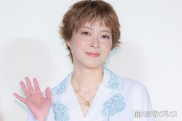 上野樹里、オン眉ショート×ハイトーンで雰囲気ガラリ ほっそり美脚も披露