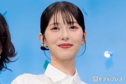 浜辺美波“アシンメトリーなボブヘア”で雰囲気一変「未来感すごい」「難易度が高い髪型なのに完璧」と反響 画像