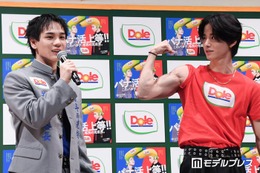 JO1佐藤景瑚、イベントで学ラン脱ぎ筋肉披露 豆原一成は憧れの眼差し「めっちゃかっこいいです」