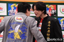 JO1佐藤景瑚＆豆原一成、学ラン姿で睨み合い 学生時代のエピソード明かす「ボタンは全部なかった」 画像