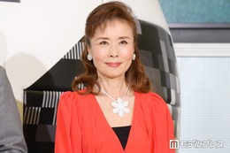 大物女性歌手、茶色タイツ×ショーパンで美脚スラリ「スタイル良すぎてびっくり」「立ち姿が美しい」と反響 画像