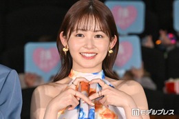 久間田琳加「一足先に春コーデ」ブラウス×ミニスカ姿でスラリ美脚輝く「桜に映えて綺麗」「まさに女神様」と反響