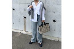 白シャツ×デニムを今年らしく。シルエットで差をつける大人の洗練デイリーカジュアル【40代の毎日コーデ】