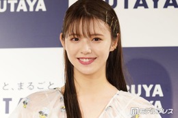 鈴木ゆうか、美脚全開のフリルミニパンツ姿に熱視線「シルエット最強」「透明感すごい」 画像