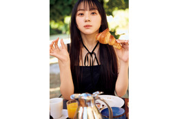 乃木坂46川崎桜、私服姿で朝食楽しむ 先行カット第18弾解禁【エチュード】