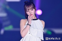 Onephony田島櫻子、純白ミニワンピ×ロングブーツ姿 ポニテ揺らしあざとポーズ連発【超十代2026】