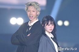 MON7A＆さくら、ジャケット×ネクタイのリンクコーデ 背中合わせに歓声上がる【超十代2026】