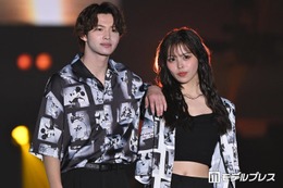 おさき＆今井暖大、シミラールックで姉弟ランウェイ 仲良くオソロポーズも【超十代2026】