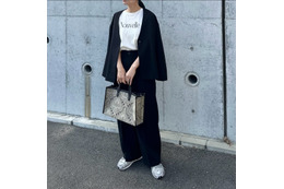 黒のセットアップをスニーカーで崩す。普段使いもオフィスでも映えるクールな着こなし【40代の毎日コーデ】
