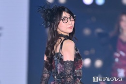 ハシヤスメ・アツコ「関コレ」シークレット登場 美背中チラリのSEXYドレス姿披露 画像