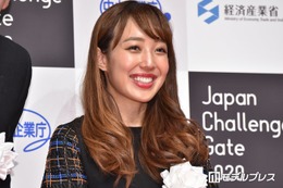 3児の母・川崎希、愛猫＆生後9ヶ月次女との仲良しショット公開「癒し効果抜群」「最高のコンビ」と反響 画像