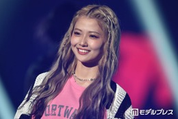 フォーエイト48あみか、膝上ミニドレスで美脚スラリ「小顔が際立ってる」「お姫様みたい」の声