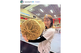 狩野舞子、ミニスカゴルフウェアで美脚披露「ゴルフ場の女神」「スラッとしててスタイル抜群」の声 画像