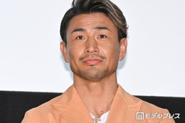 魔裟斗、両親を顔出し公開 金婚式の一家集結ショット「ご両親も美男美女」「いつまでも仲良しで素敵」の声 画像