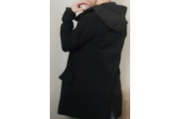 シルエットがおしゃれな【GU】シェルパーカ。雨も肌寒さもしのげる、持っていると安心の一枚って？【40代の毎日コーデ】