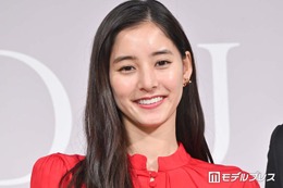 中島裕翔＆新木優子、電撃結婚にトレンド入りの反響「作画が同じすぎる」新木の直筆署名も話題「美文字」 画像