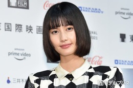 橋本愛、HANAライブへ 美脚際立つコーデに「スタイルレベチ」「かっこよすぎる」と反響相次ぐ