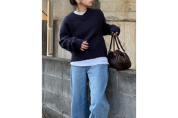 ネイビー×ブラウンで即おしゃれ。ZARAの優秀ニットでつくるこなれ配色の着こなし【40代の毎日コーデ】