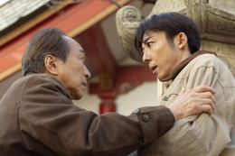 【リボーン ～最後のヒーロー～ 第1話】“カリスマIT社長”根尾光誠（高橋一生）、瓜二つの別人・野本英人に転生