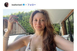 LA移住の人気モデル、鏡越しに際立つ美脚披露「アングルカッコよすぎ」「全てがおしゃれ」 画像