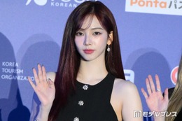 aespaカリナ、キャミワンピで夜桜鑑賞「透明感爆発」「スタイル抜群」の声 画像