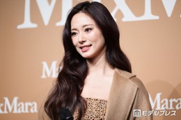 TWICEツウィ、美背中ざっくり個性的デザイントップス姿「圧倒的オーラ」「服どうなってるの？」と反響