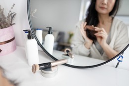 40代、節約で選んだコスメがオバさんっぽさの元凶かも……！プチプラファンデの見極め方とは