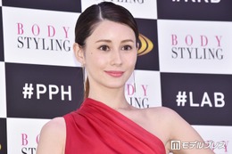 ダレノガレ明美、ミニスカから美脚スラリ ディズニーショットに反響「スタイル良すぎ」「オーラすごい」 画像