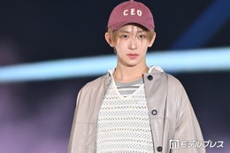 MAZZEL・NAOYA、笑顔封印ランウェイ キャップ×メッシュトップスが可愛い【ガルアワ2026SS】