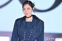 ファーストサマーウイカ、青髪チラリ個性派ヘア姿 スリットからのぞく美脚に「カッコいい」「SEXY」の声【ガルアワ2026SS】