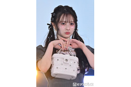 AKB48新センター・伊藤百花、ツインテール姿で甘めオーラ全開 ミニ丈ワンピから美脚披露【ガルアワ2026SS】