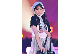 カジサック長女・梶原叶渚、ロックTシャツ×レースバブーシュカで甘辛MIXな着こなし スラリ美脚のぞく【ガルアワ2026SS】 画像