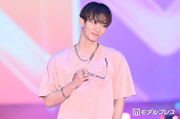 「ブルーロック」実写化出演話題・野村康太、メガネ外して微笑む 春色Tシャツ×デニムパンツで闊歩【ガルアワ2026SS】 画像