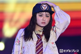 「今日好き」おひなさま（長浜広奈）、フリンジミニスカから美脚スラリ ギャップ見せコーデで観客魅了【ガルアワ2026SS】 画像