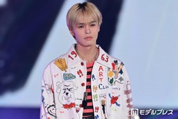 奥野壮、プリントジャケット姿でランウェイ 鮮やかアイテムも難なく着こなす【ガルアワ2026SS】