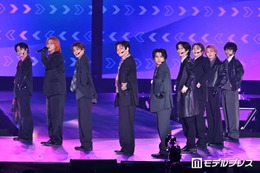 超特急、ブラック統一コーデで堂々5曲披露 タカシの“全力変顔”に会場沸く【ガルアワ2026SS】