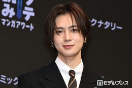 INI佐野雄大、OCTPATH＆MAZZELメンバーと「ギリギリ夜桜」鑑賞ショットに反響「カッコよすぎる3人」「ほぼ変装してなくてビックリ」 画像