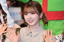 NiziUミイヒ、韓国の街中散歩ショット公開「ビジュ強すぎ」「遭遇したい」の声