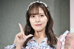 ＝LOVEメンバー、ミニ丈×タイツ姿で美脚際立つディズニーコーデ披露「スタイルが神」「シンデレラ城より輝いてる」 画像