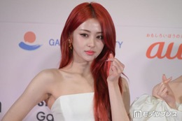 LE SSERAFIMユンジン、大胆素肌際立つ衣装姿に熱視線「圧倒的な美」「スタイルが異次元」