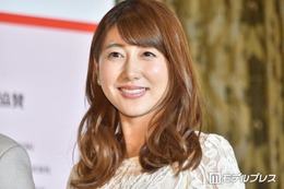 安めぐみ、次女をおんぶする長女公開「可愛いで溢れてる」「お母さんに雰囲気そっくり」の声 画像