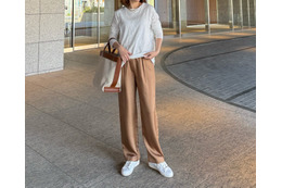 白ロンＴはスラブ素材で表情豊かに。×キャメルパンツを合わせた軽やかスタイル。【40代の毎日コーデ】